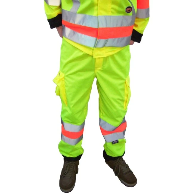 Pantalon haute visibilité pour signaleur, conforme à la nouvelle norme de Transports Québec. Taille large (L). Pantalon haute visibilité pour signaleur, conforme à la nouvelle norme de Transports Québec. Taille large (L).
