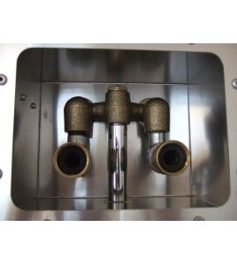 Douche portative en aluminium pour la décontamination des travailleurs exposés à l’amiante (34 x 30 x 83 pouces).