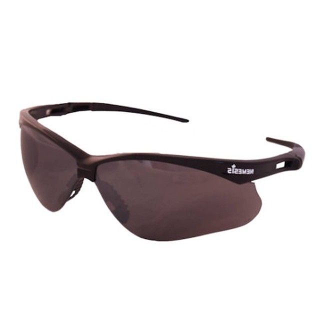 Lunette de sécurité Nemesis pour protection oculaire de Jackson Safety. Lentille miroir grise antibuée pour travail extérieur. Lunette de sécurité Nemesis pour protection oculaire de Jackson Safety. Lentille miroir grise antibuée pour travail extérieur.