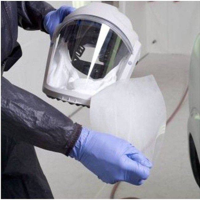 3M peel-off lens cover for scratches, chemical spills and airborne particles protection on a RM925 visor. 40 units/case. 3M peel-off lens cover for scratches, chemical spills and airborne particles protection on a RM925 visor. 40 units/case.