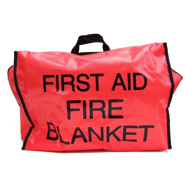 Couverture ignifuge en laine grise dans un sac en nylon rouge avec inscription en anglais. Couverture ignifuge en laine grise dans un sac en nylon rouge avec inscription en anglais.