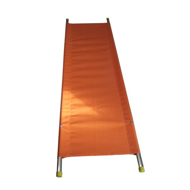 Civière pliante en deux, 206 x 55 x 14 cm (81 x 21.5 x 5.5 po). Civière pliante en deux, 206 x 55 x 14 cm (81 x 21.5 x 5.5 po).
