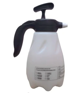 Aurora small compression sprayer with hand pump, made of HDPE with adjustable nozzle. Capacity 1.42 L (48 oz).