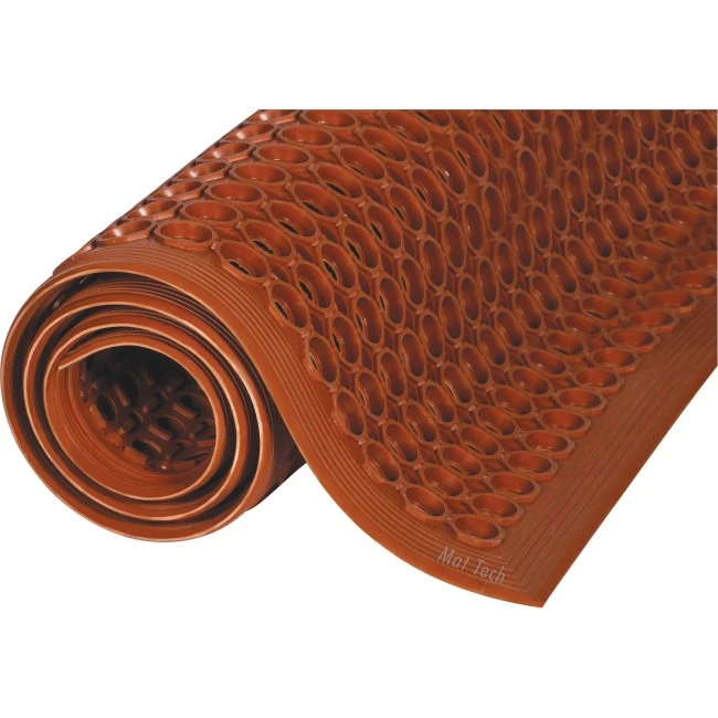 Carpette rouge 1/2 po, fait de de caoutchouc vulcanisé avec des orifices d'écoulements cylindriques.