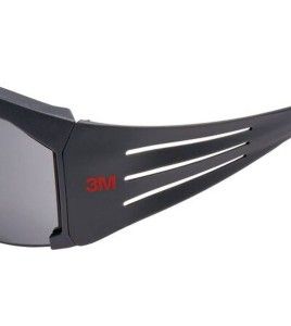 Lunette de sécurité SecureFit SF602FGAF pour protection oculaire de 3M. Lentille grise antibuée avec monture grise et rouge