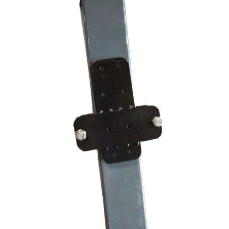 Base métallique pour l’installation d’extincteur sur la structure d’un charriot élévateur