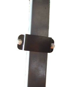 Base métallique pour l’installation d’extincteur sur la structure d’un charriot élévateur