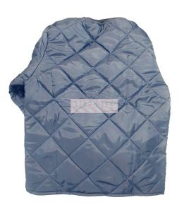 Short quilted refrigerator coat with 2 pockets and snap buttons.