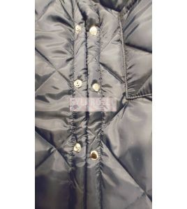 Short quilted refrigerator coat with 2 pockets and snap buttons.