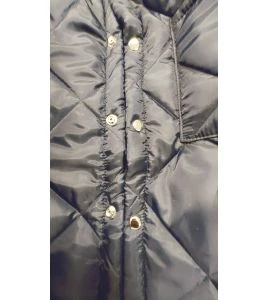 Short quilted refrigerator coat with 2 pockets and snap buttons.