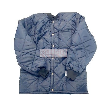 Short quilted refrigerator coat with 2 pockets and snap buttons.