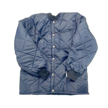 Short quilted refrigerator coat with 2 pockets and snap buttons.