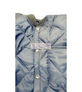 Short quilted refrigerator coat with 2 pockets and snap buttons.