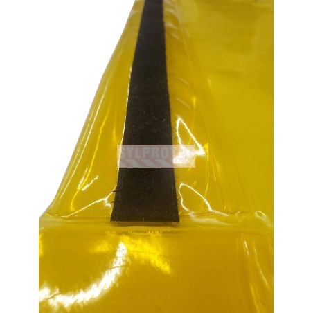 Bande autoagrippante cousue et ajoutée sur des rideaux sur mesure