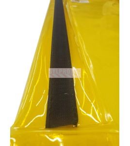 Bande autoagrippante cousue et ajoutée sur des rideaux sur mesure