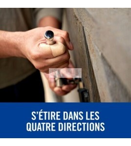 Main portant un pansement Nexcare CS201-CA et tenant un outil, illustration de l’extensibilité.