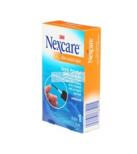 Emballage Nexcare 112-CA, vue de trois quarts avec face anglaise et côté droit orange portant le code-barres.