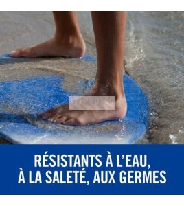 Pansement transparent Nexcare sur un pied à la plage, résistant à l'eau, à la saleté et aux germes