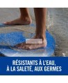 Pansement transparent Nexcare sur un pied à la plage, résistant à l'eau, à la saleté et aux germes