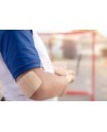 Pansement Nexcare Duo DSA-8-CA porté sur le coude d'un jeune joueur de hockey