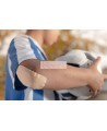 Pansement Nexcare Duo DSA-8-CA sur un coude, enfant tenant un casque de hockey