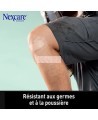 Pansement Nexcare MHW-40-CA sur un genou, résistant aux germes et à la poussière