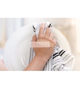 Main portant un pansement Nexcare Duo DSA-20-CA en lavant la vaisselle